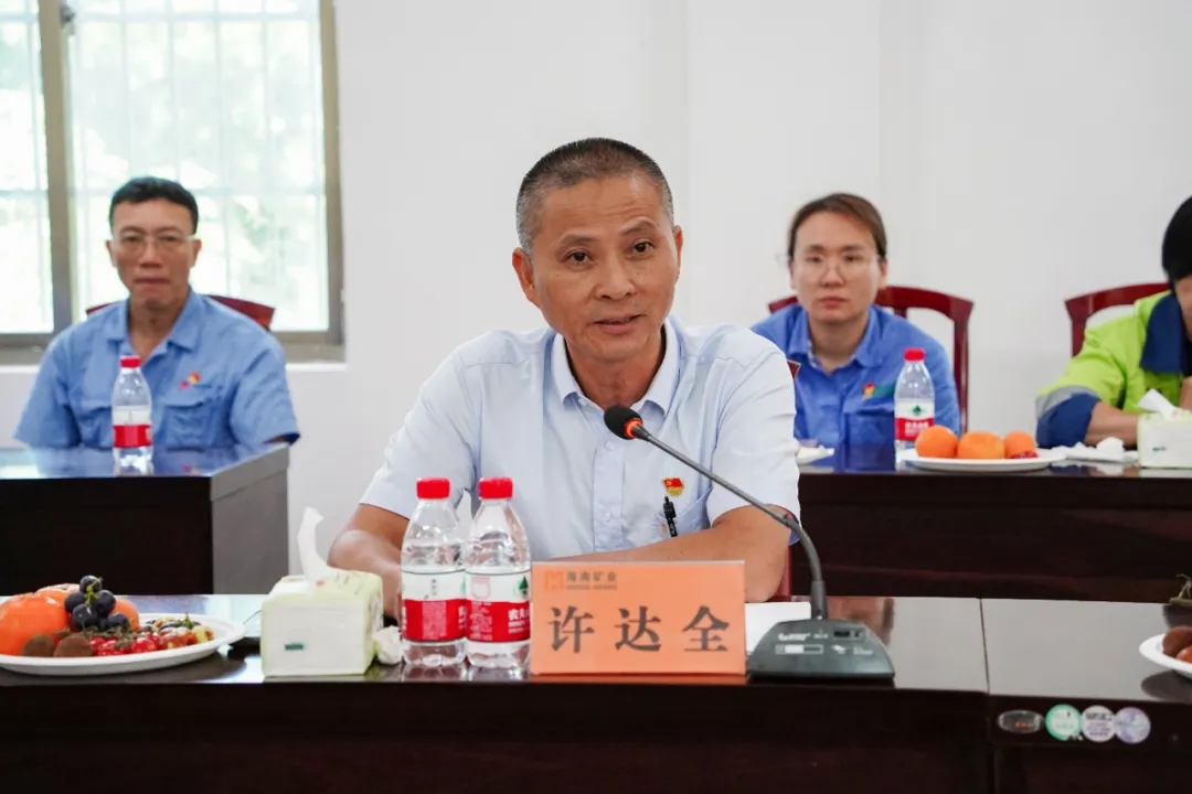 3377体育官网召开“七一”座谈会3.jpg
